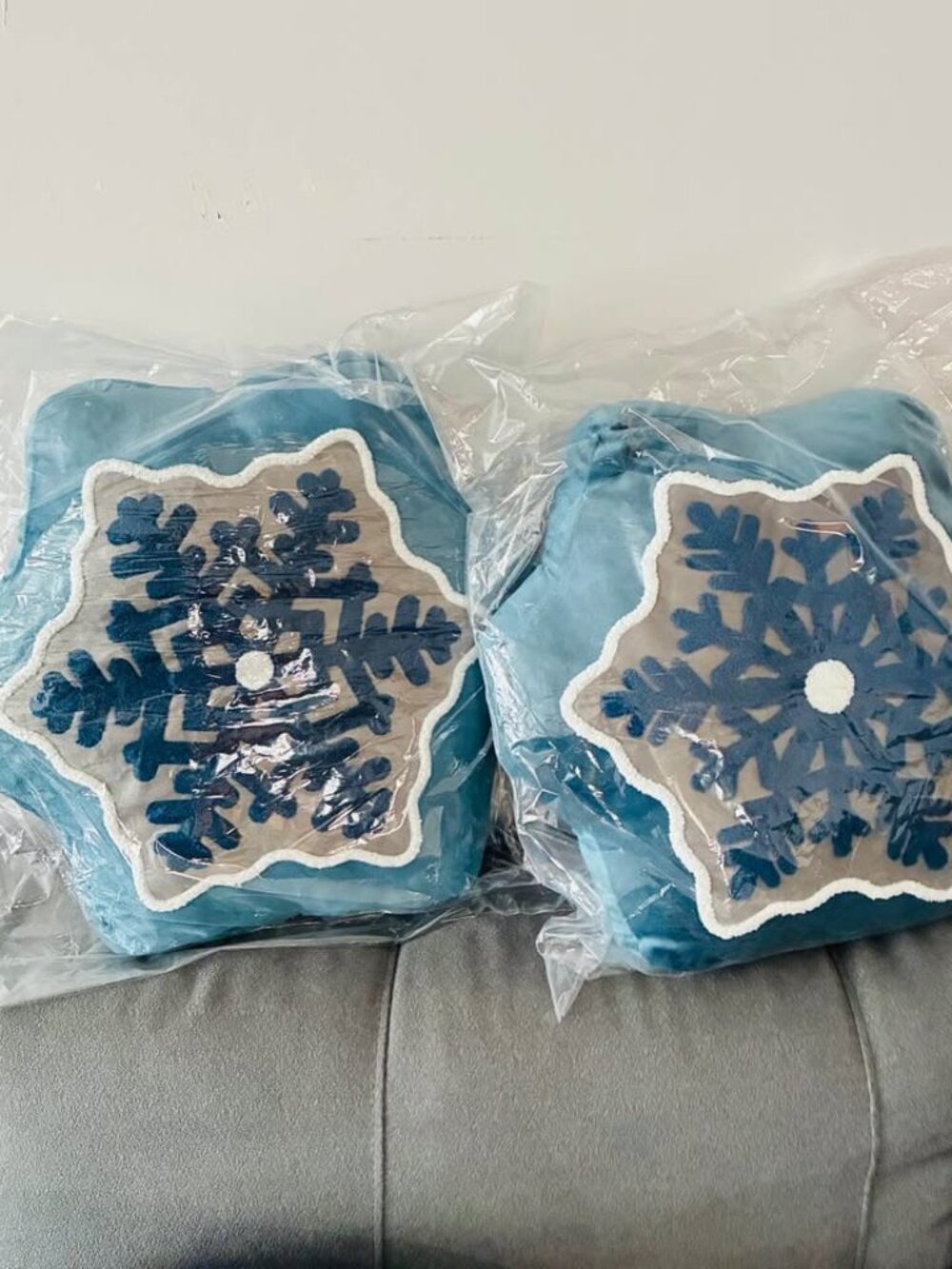 2pcs Snowflake Shaped Throw Pillow